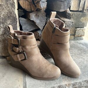 Blowfish Malibu Pomela booties in almond oil vegan‎ light tan suede Sz-8.5. H